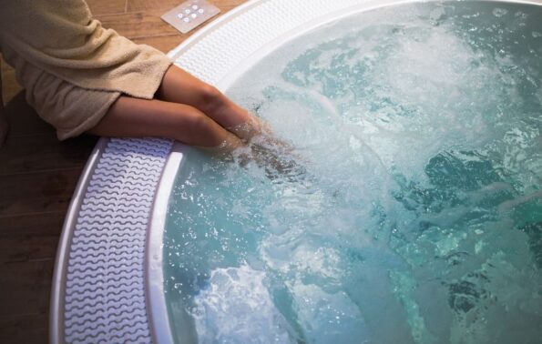 Cómo mantener el agua de un jacuzzi hinchable